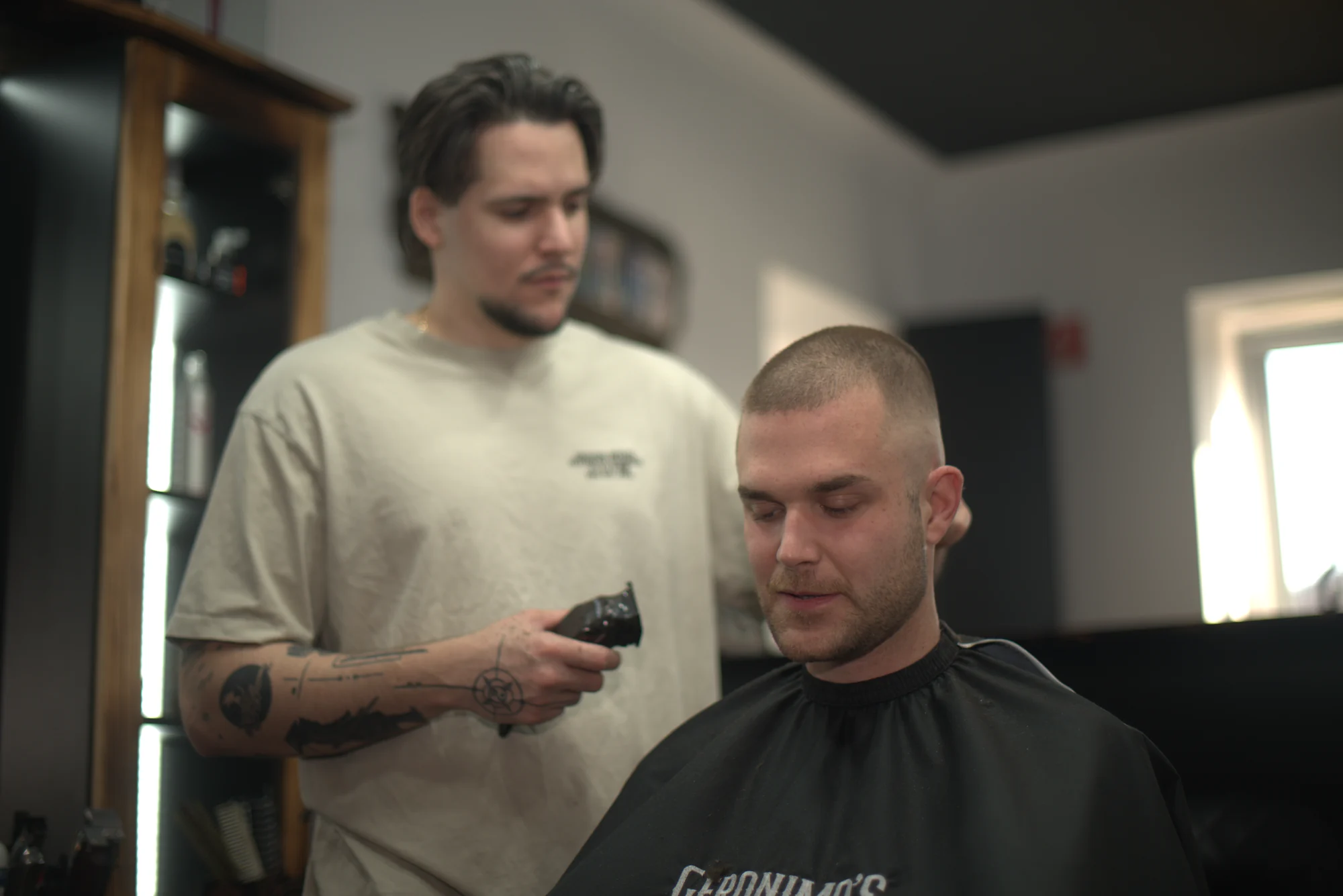 Pillanat a Geronimo’s Barber Shopból