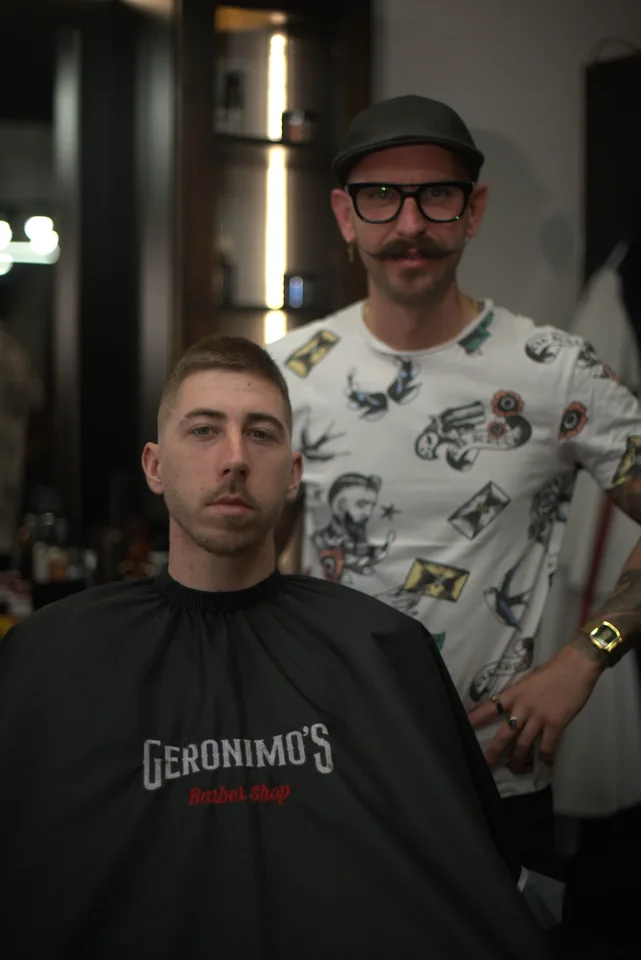 Pillanat a Geronimo’s Barber Shopból